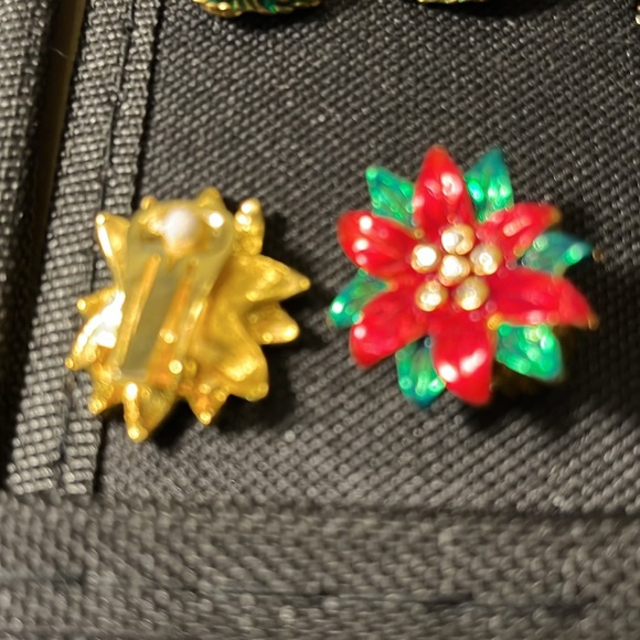 Vintage Christmas assortment-3pr clip on earrings; 1 Santa pin;1 wreath pin - Picture 2 of 8